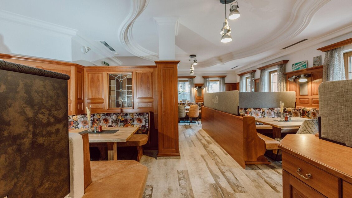 Ein gemütliches Restaurant mit Holzmöbeln und stilvollen Sitzbereichen. Das Licht ist angenehm und schafft eine einladende Atmosphäre. | © Christine Höflehner