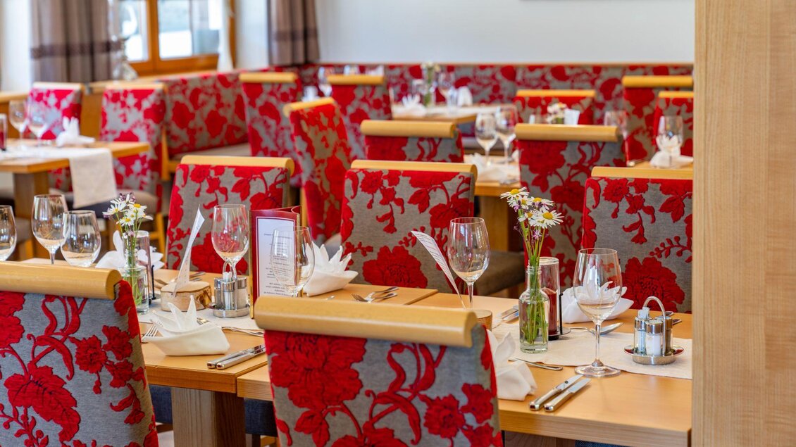 <p>Ein elegantes Restaurant mit holzfarbenen Tischen und roten Stühlen.</p> | © Christine Höflehner