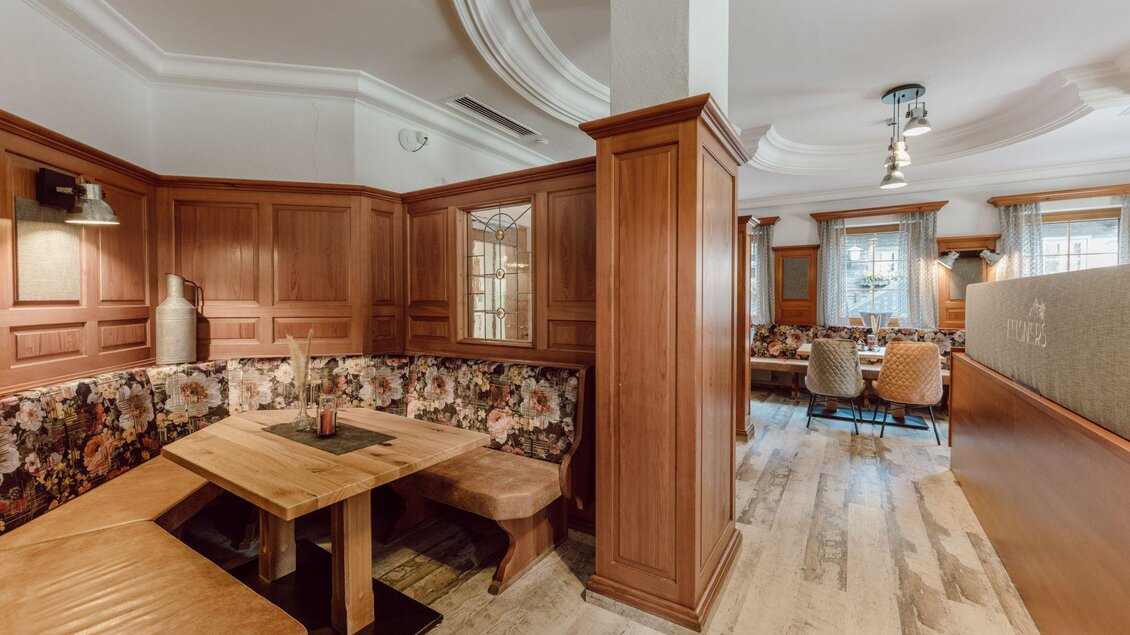 Ein gemütliches Restaurant mit Holzvertäfelungen und einer stilvollen Sitzecke. Die Einrichtung ist einladend und modern gestaltet. | © Christine Höflehner