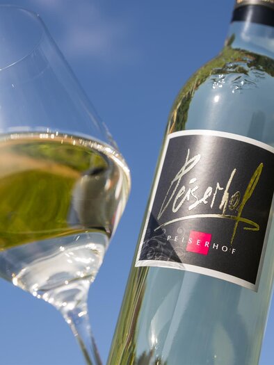 Strohmeier Weißwein mit Himmel | © Peiserhof