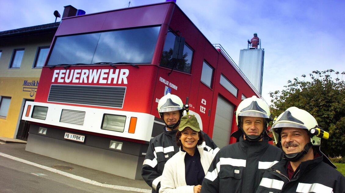 Feuerwehrhaus und Feuerwehrmitglieder | © Thermen- & Vulkanland