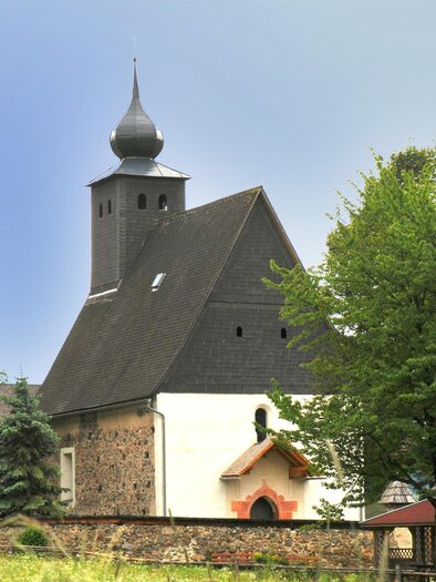 An old church with a distinctive tower and green surroundings. Surrounded by trees, it offers a peaceful atmosphere. | © Tourismusverband Murau
