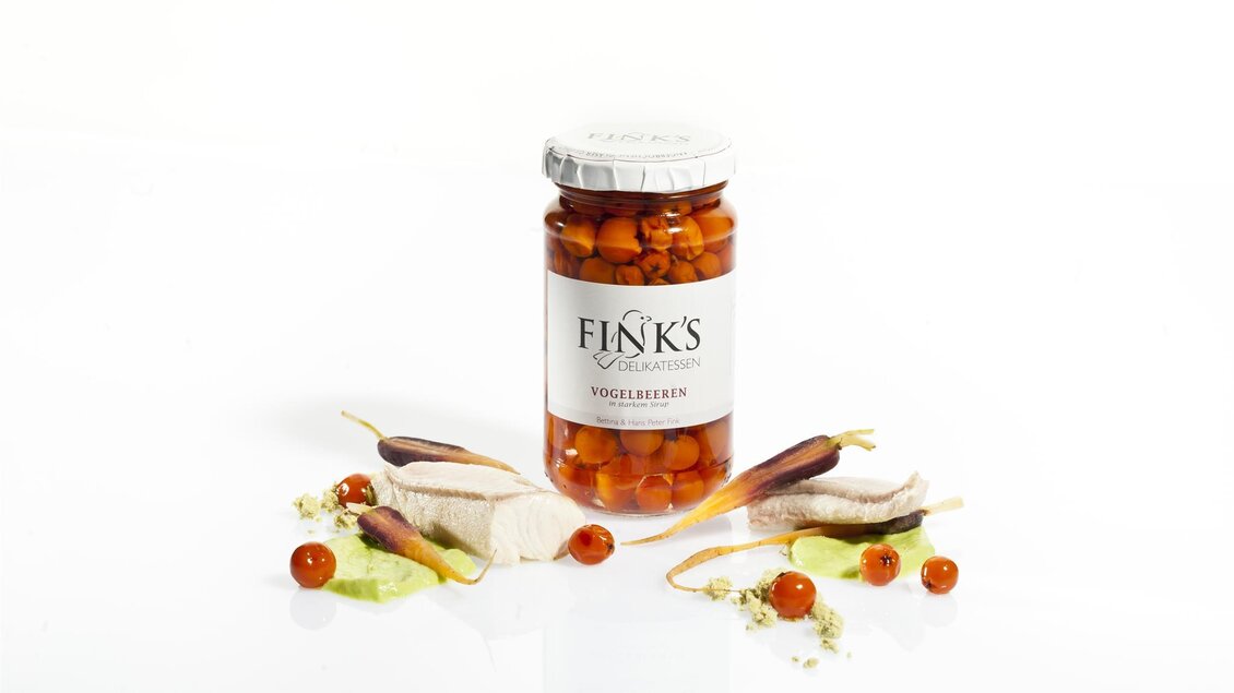 Ein Glas mit eingelegten Gemüse von Fink's steht im Mittelpunkt. Drumherum sind frische Zutaten und kleine Gemüsesorten arrangiert. | © Werner Krug