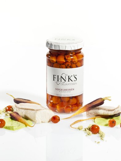 A glass of pickled vegetables from Fink's is at the center. Fresh ingredients and small vegetable varieties are arranged around it. | © Werner Krug