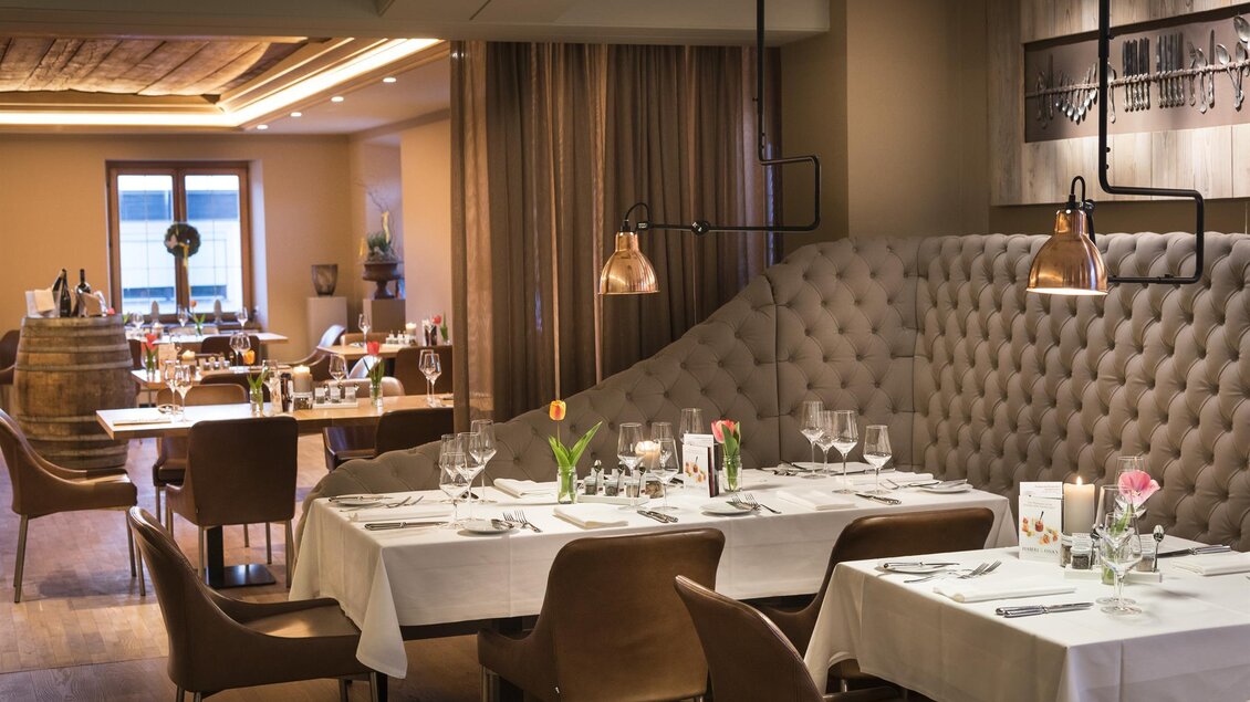 Ein elegantes Restaurant mit geschmackvoll gedeckten Tischen und moderner Beleuchtung. Die Einrichtung ist stilvoll und lädt zum Verweilen ein. | © Werner Krug