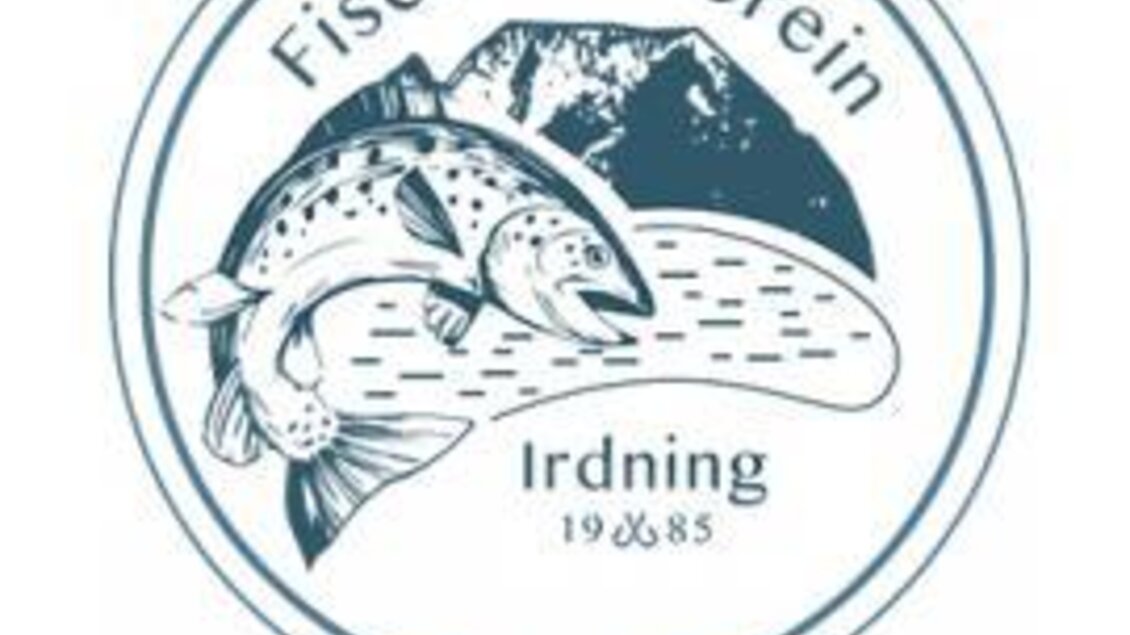Ein Logo des Fischereivereins Irdning. Es zeigt einen Fisch über Wasser, umgeben von Bergen. | © Fischereiverein Irdning