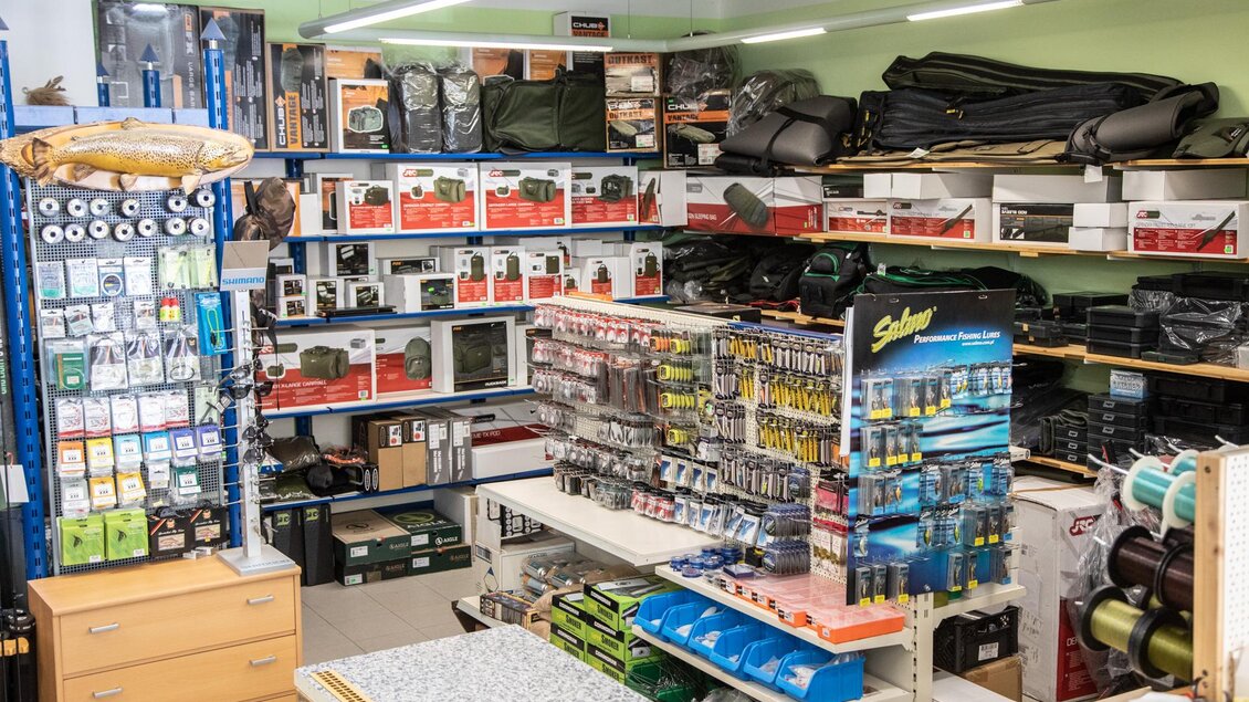 Ein gut sortierter Angelladen mit verschiedenen Angelausrüstungen und Zubehör. Regale sind gefüllt mit Produkten in einer hellen, einladenden Atmosphäre. | © Fischereiverein Irdning