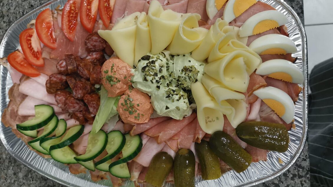 Auf dem Foto sieht man eine Brettljause mit verschiedenen Aufstrichen, Fleischarten, Gemüse und Käse.  | © Flourl's Schenke