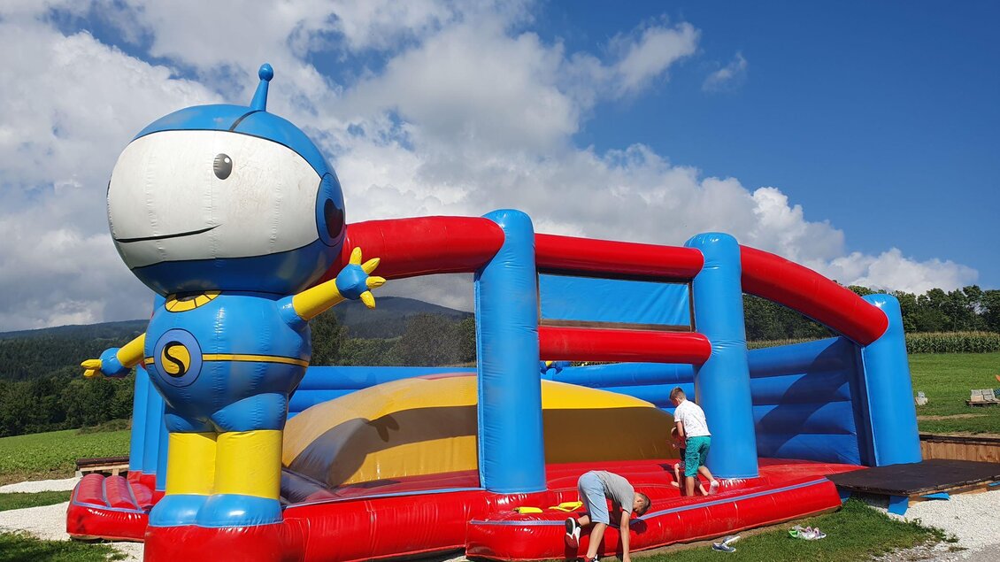 Hier zu sehen ist eine große Kinderhüpfburg.  | © Oststeiermark Tourismus