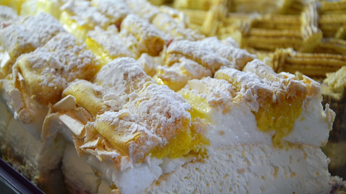 Man sieht ein Stück Kardinalschnitte als Dessert bei Flourl´s Schenke.  | © Flourl's Schenke