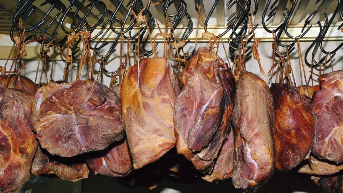 Hier sieht man Geselchtes bei Flourl´s Schenke.  | © Flourl's Schenke