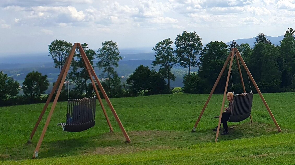 Schaukelstühle bei Flourl´s Wexlkino | © Ostststeiermark Tourismus