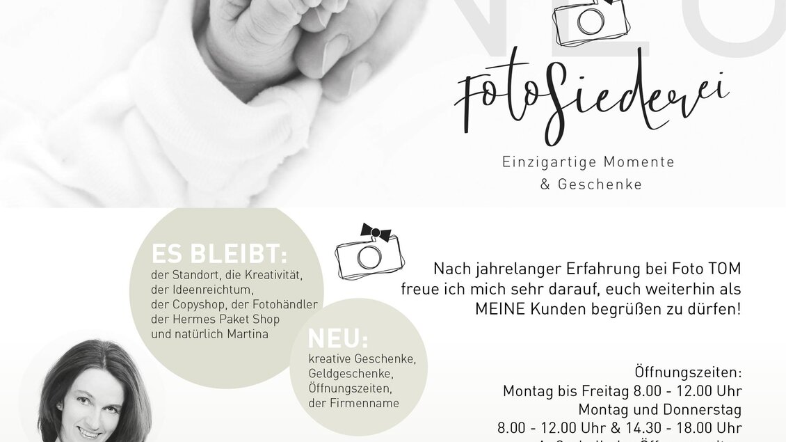 Ein Werbeflyer für Fotografie-Dienstleistungen, der ein neugieriges Babyhand zeigt. Die Informationen beziehen sich auf einen neuen Fotodienst namens "FotoSiederei".