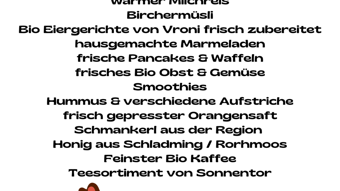 Ein Frühstücksangebot mit frisch gebackenem Gebäck, hausgemachten Marmeladen und verschiedenen Aufstrichen. Genießen Sie regionale Produkte und Teesorten im Freien bei schönem Wetter. | © Biohotel Tiefenbach