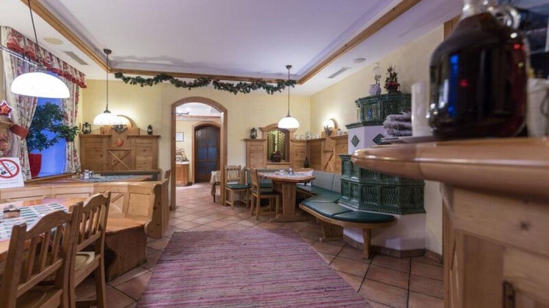 Ein gemütliches Restaurant mit Holzmöbeln und warmem Licht. Die Atmosphäre ist einladend und traditionell. | © Gasthof Bartelbauer / Fred Lindmoser