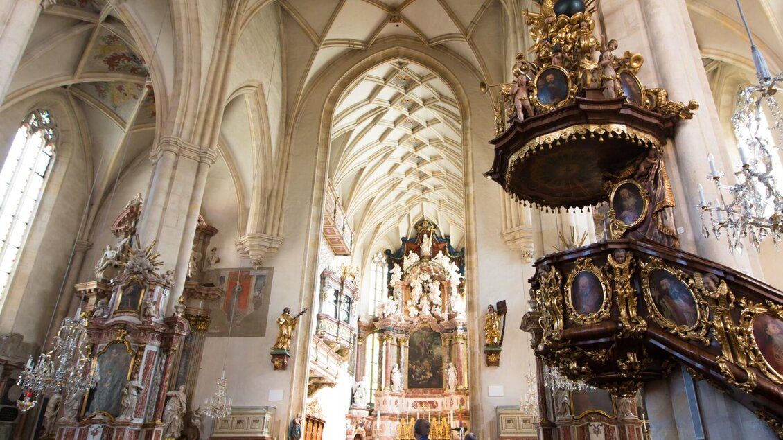 Blick ins Kirchenschiff der Franziskanerkirche Graz mit barockem Hochaltar und Kanzel  | © Graz Tourismus-Harry Schiffer