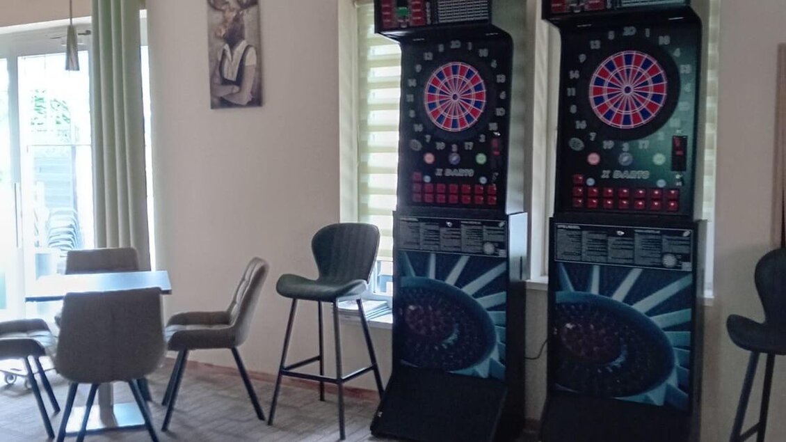 Zwei elektronische Dartscheiben im Freizeitbereich von Fredl’s Poolbar in Voitsberg.  | © Fredl’s Poolbar