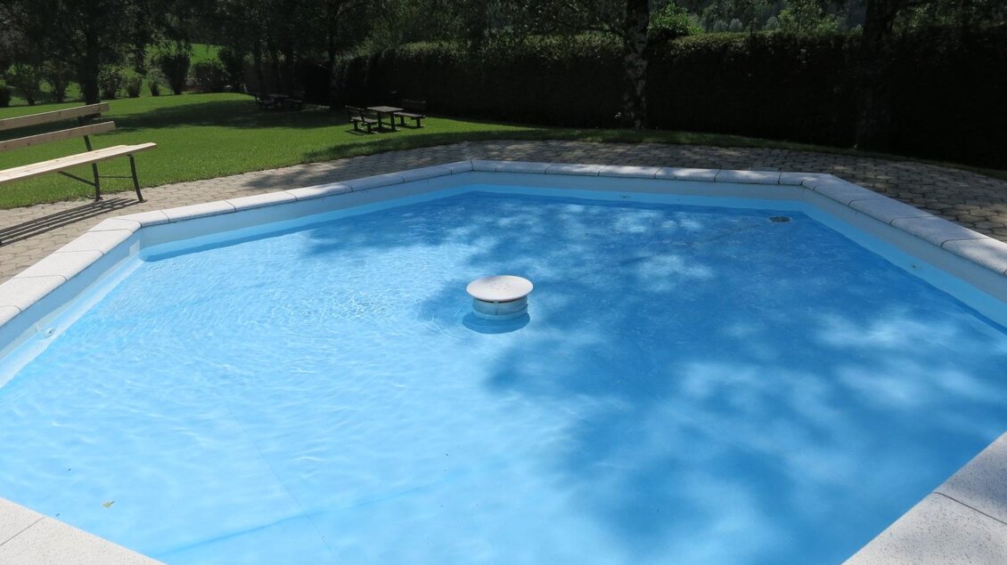 Ein hübscher, achteckiger Swimmingpool mit klarem, blauem Wasser. Umgeben von Bäumen und einer gepflegten Wiese. | © Gemeinde Mitterberg-Sankt Martin 