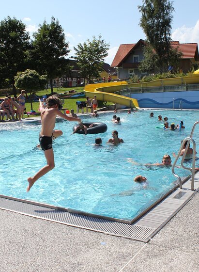 outdoor pool Strallegg_view_Eastern Styria |  Robert Schafferhofer | © Freibad Strallegg