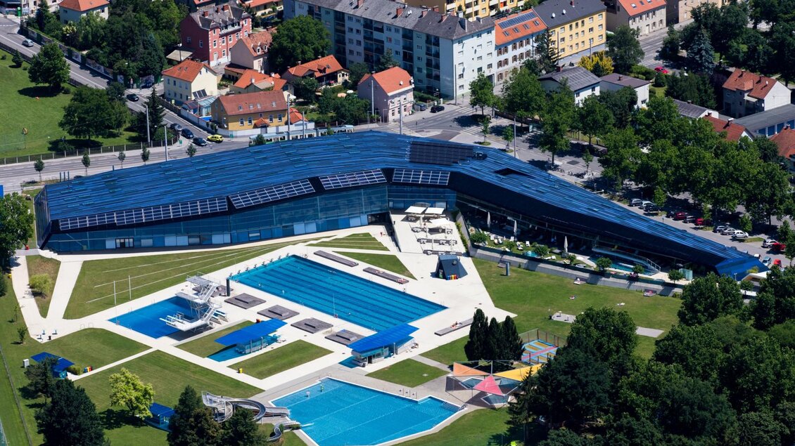 Luftaufnahme vom Außenbereich der Auster Graz mit Becken und Liegewiese  | © Graz Tourismus-Harry Schiffer