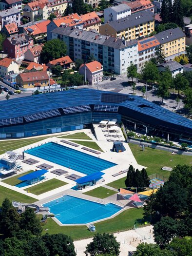 Aerial view of the outdoor area of Auster Graz with pool and lawn | © Graz Tourismus-Harry Schiffer