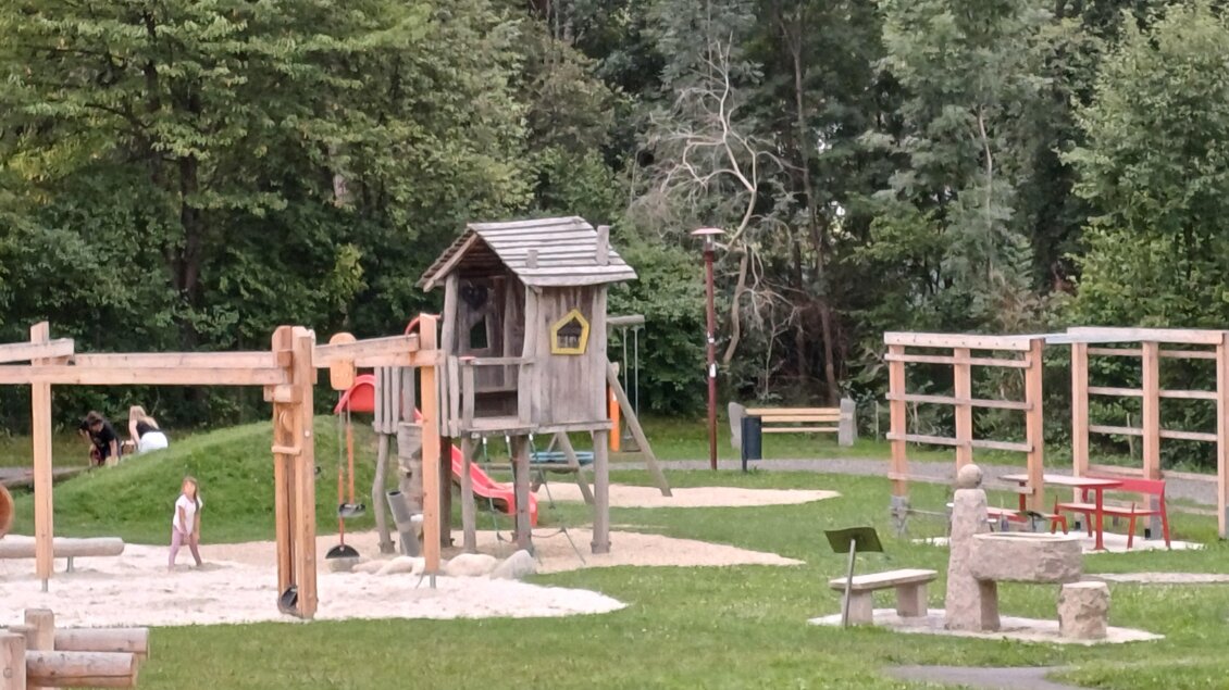 Ein schöner Spielplatz mit einem Holzspielhaus, Schaukeln und Klettergerüsten. Die Umgebung ist grün und lädt zum Spielen ein. | © Marktgemeinde Pischelsdorf