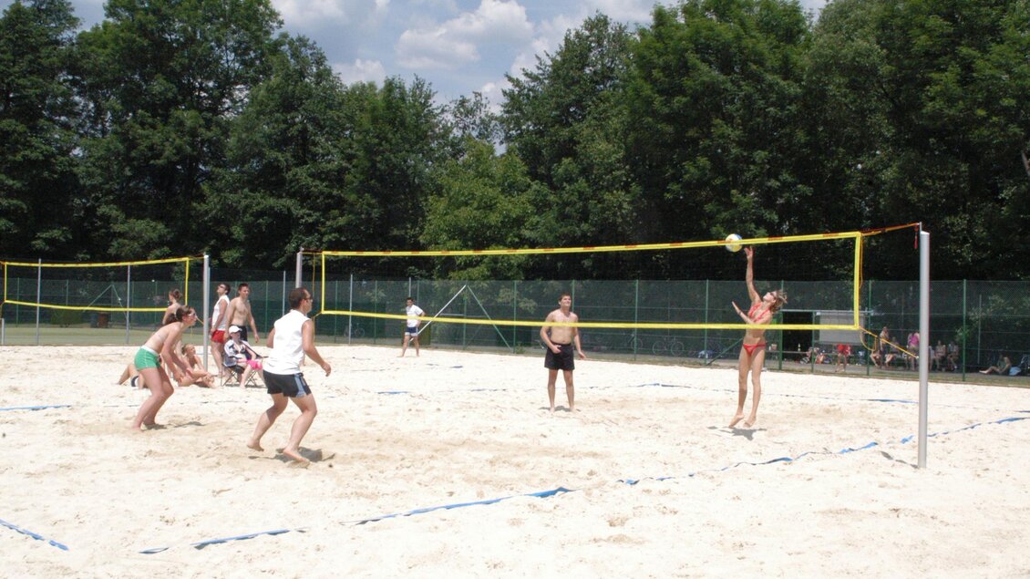 Ein Sandvolleyballspiel im Freien mit mehreren Spielern. Die Sonne scheint und im Hintergrund sind Bäume zu sehen. | © Schilcherland Steiermark
