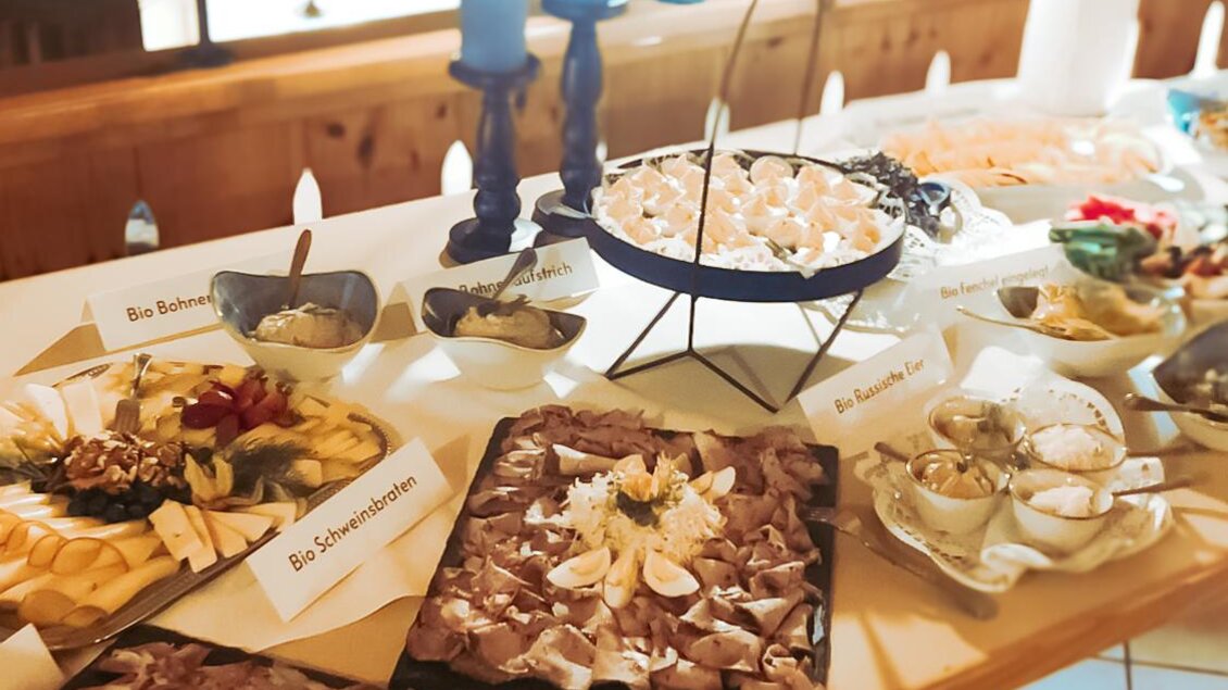 Ein reichhaltiges Buffet mit verschiedenen Köstlichkeiten, einschließlich Fleischplatten, Käse und Desserts. Es sind zahlreiche Platten und Schalen auf einem Tisch angeordnet. | © Schuster Kulinarik OG