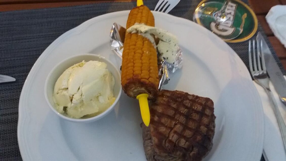 Ein Teller mit gegrilltem Steak, einer Maiskolben und einer Portion Eiscreme. Das Essen ist dekorativ angerichtet und sieht appetitlich aus. | © TV Lipizzanerheimat/EU