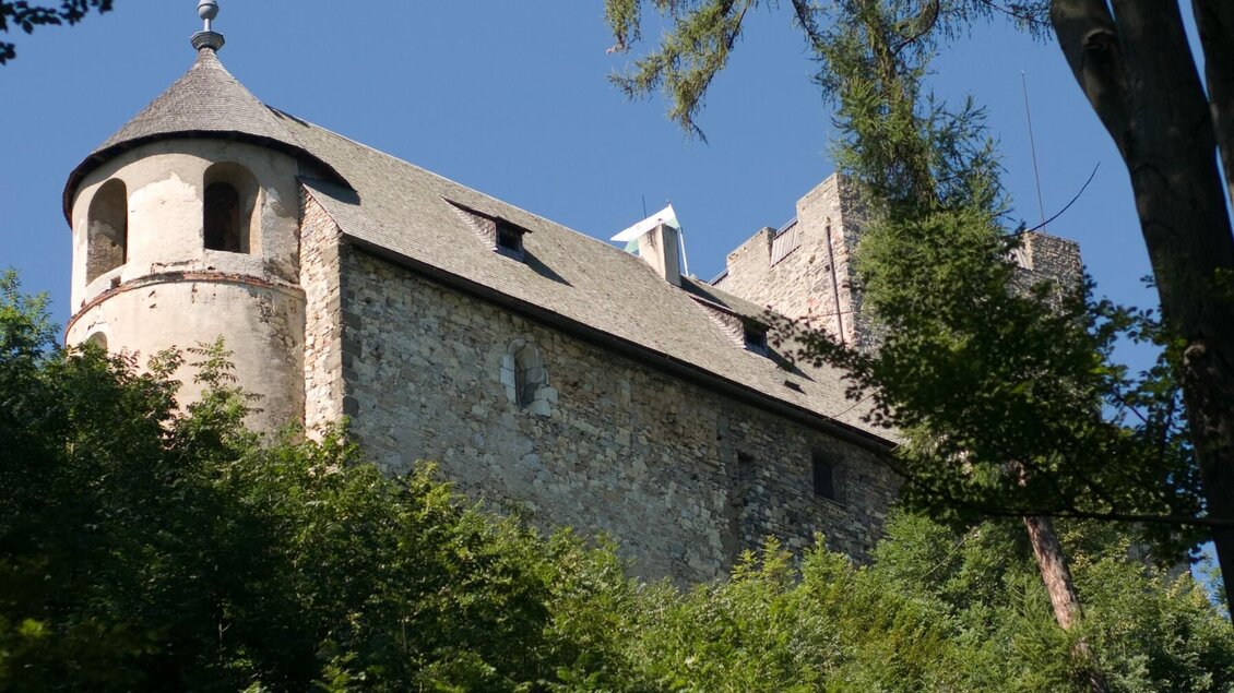 Blick durch Bäume auf die mittelalterliche Burgruine Gösting bei Graz | © Region Graz-Hans Wiesenhofer