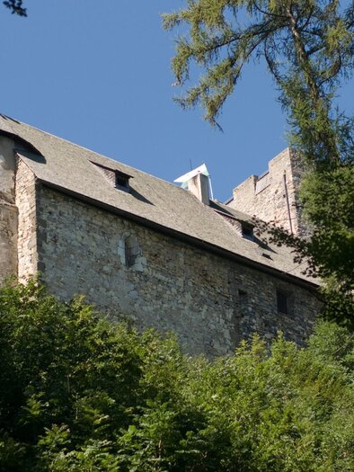 Blick durch Bäume auf die mittelalterliche Burgruine Gösting bei Graz | © Region Graz-Hans Wiesenhofer