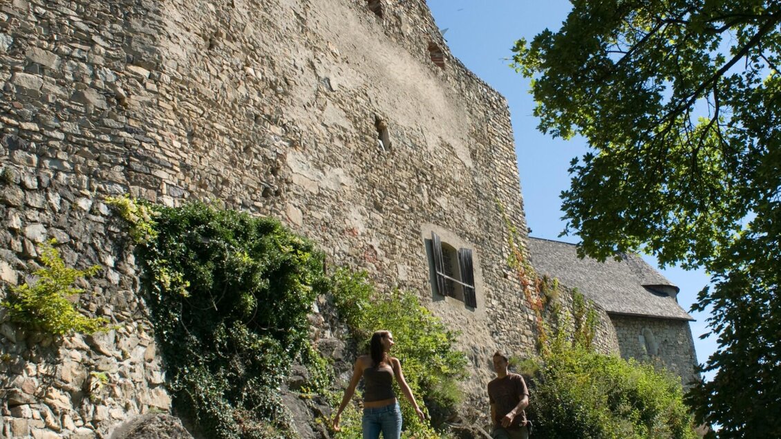 Zwei Personen gehen an der Mauer der Burgruine Gösting bei Graz entlang | © Region Graz-Hans Wiesenhofer