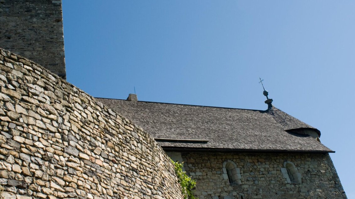Blick auf die Rundmauer und Kapelle der Burgruine Gösting in Graz | © Region Graz-Hans Wiesenhofer