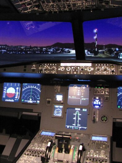 View into the cockpit of an Airbus simulator at Gate-08 in Graz | © GATE-08 Flight