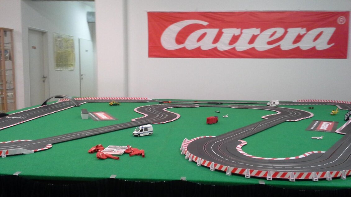 Carrera-Autorennbahn mit der Strecke des Ö-Ring und Spielautos bei Gate-08 in Graz | © GATE-08 Flight