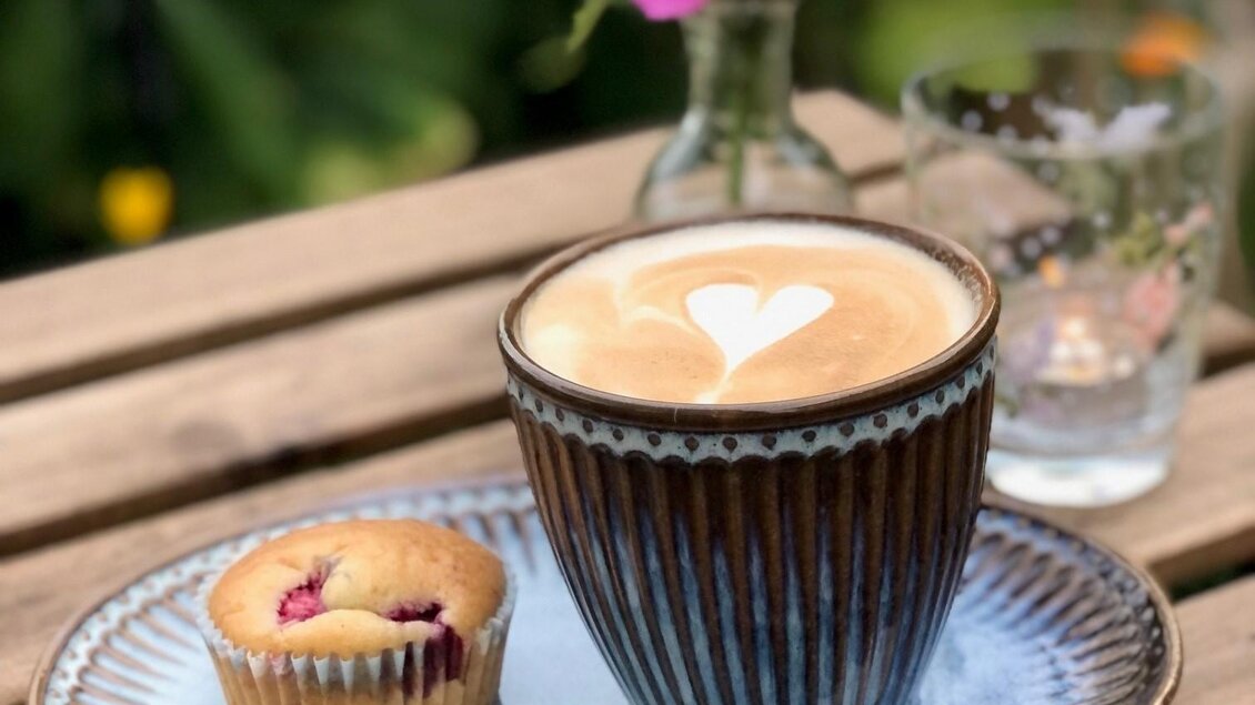 Cappuccino & Tageskuchen | © Lina Libelle