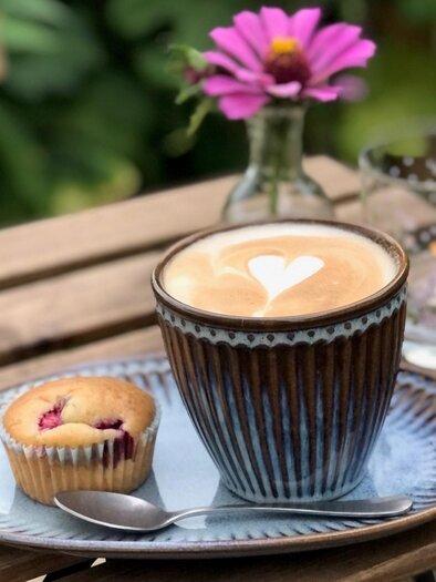 Cappuccino & Tageskuchen | © Lina Libelle