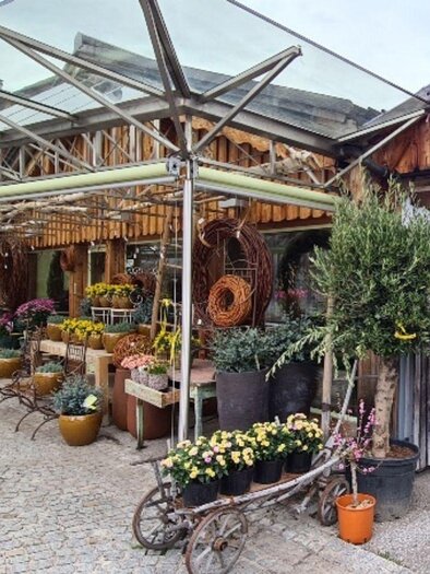 Reischenböck, Altaussee, Eingang Blumen | © Stepahnie Bor