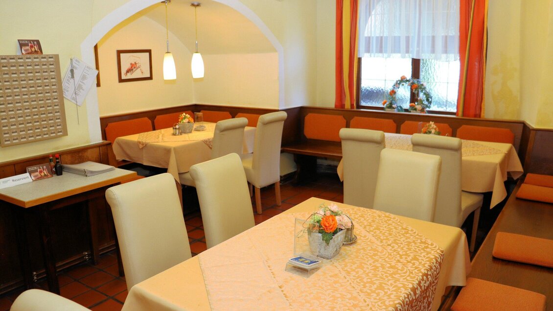 Ein einladendes Restaurant mit eleganten Tischen und hellen Stühlen. Die warme Atmosphäre wird durch sanfte Beleuchtung und dekorative Elemente verstärkt. | © Robert Cescutti