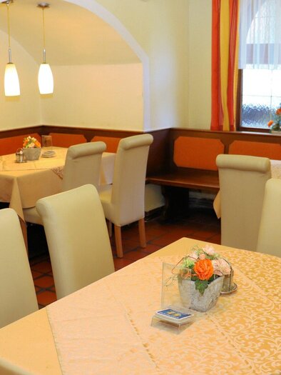 Ein einladendes Restaurant mit eleganten Tischen und hellen Stühlen. Die warme Atmosphäre wird durch sanfte Beleuchtung und dekorative Elemente verstärkt. | © Robert Cescutti