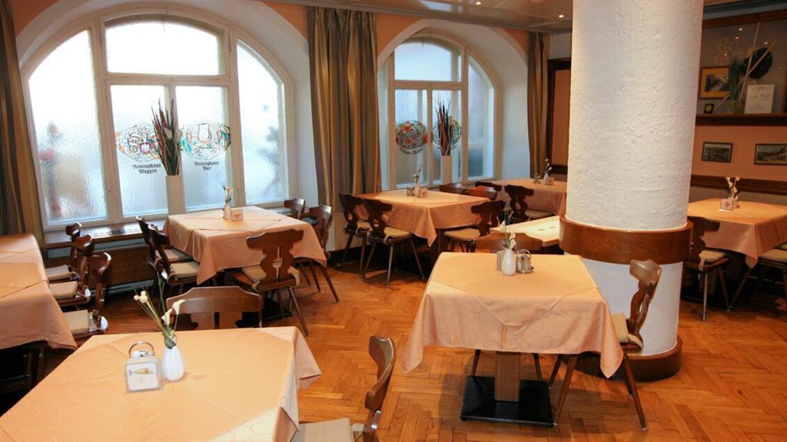 Ein gemütliches Restaurant mit Holztischen und beigen Tischdecken. Große Fenster lassen viel Licht hereinfällen. | © Familie Prettenthaler