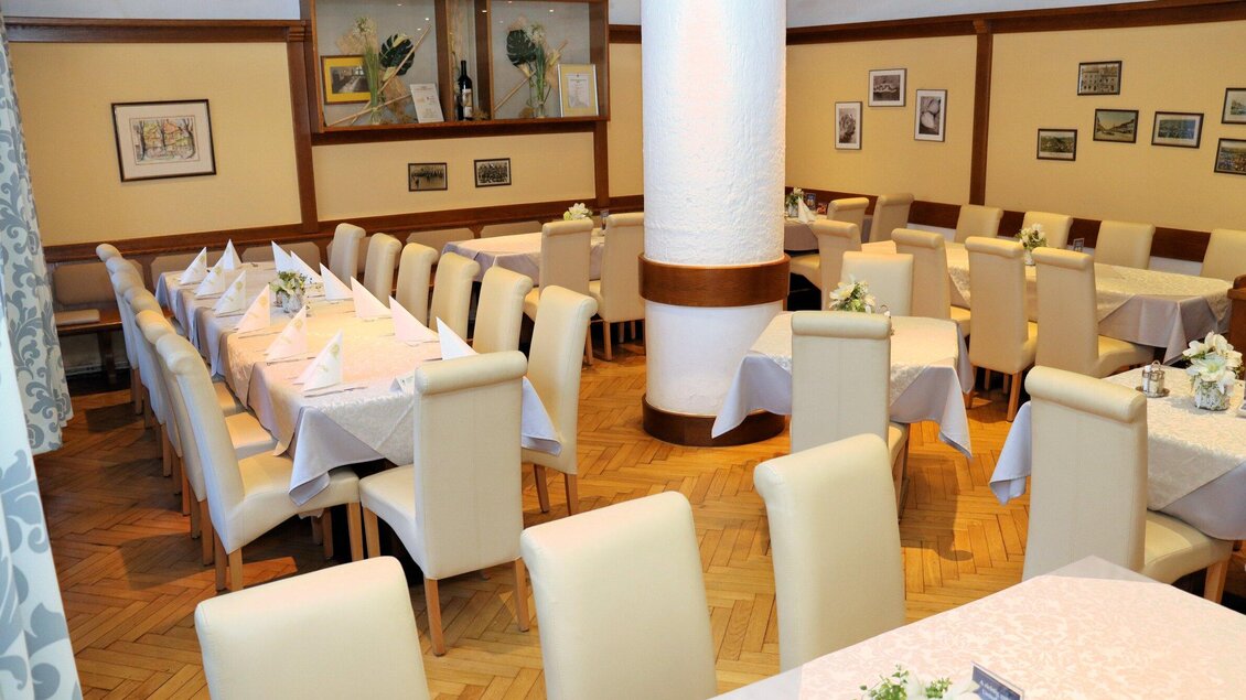 Ein einladendes Restaurant mit hellen Tischen und Stühlen. Die Wände sind mit Bildern dekoriert, und es gibt eine gemütliche Atmosphäre. | © Familie Prettenthaler