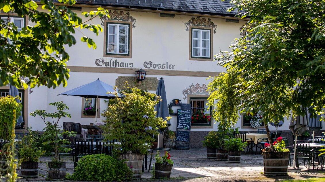 Ein charmantes Gasthaus mit einem einladenden Außenbereich. Umgeben von Bäumen und Blumen, bietet es Platz zum Entspannen. | © Tourismusverband Murau