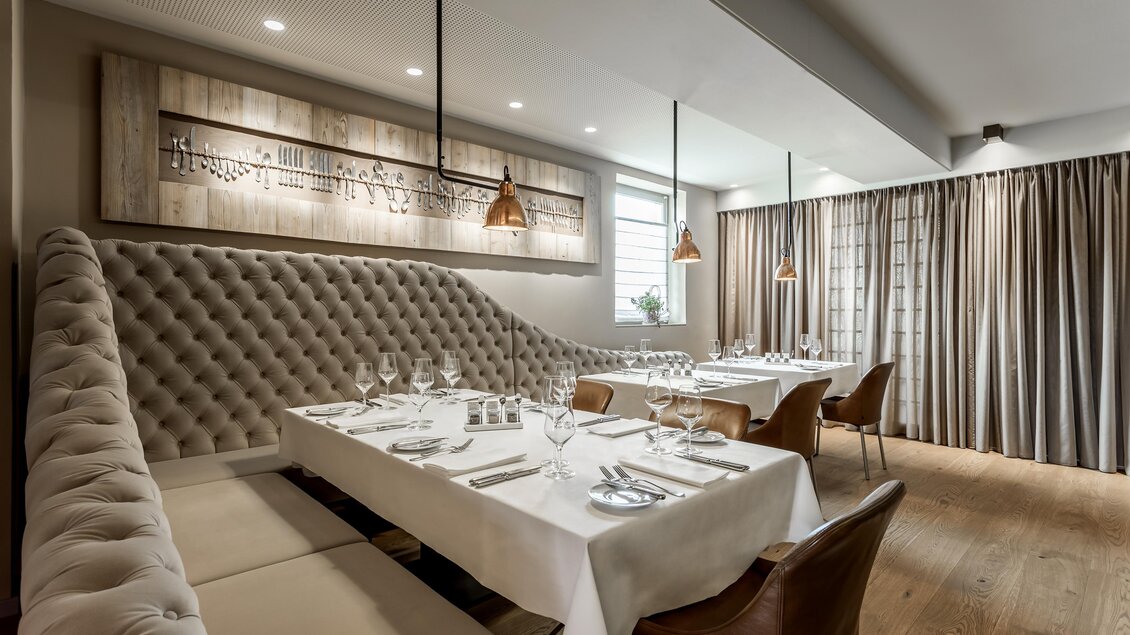 Ein elegantes Restaurant mit modernen Möbeln und stilvollem Dekor. Die Tische sind für Gäste gedeckt und eine angenehme Atmosphäre ist sichtbar. | © Bernhard Janko