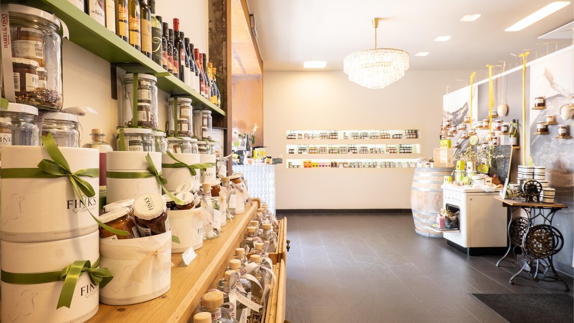 Ein stilvoller Laden mit Regalen voller Gewürze und Ölen. Die Einrichtung ist modern und einladend. | © Bernhard Bergmann