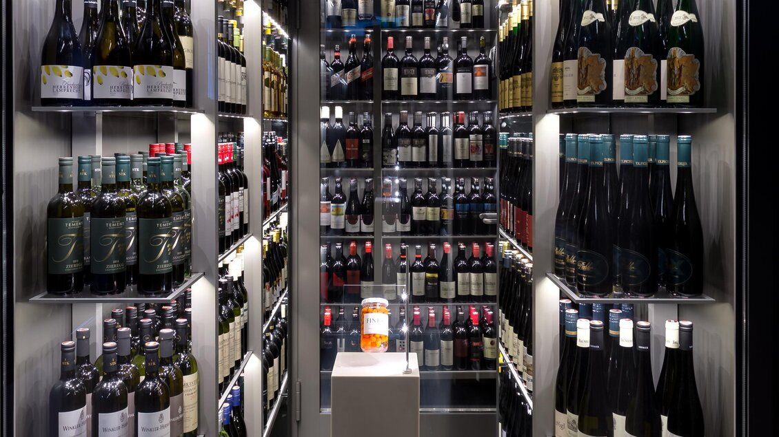 Ein Regal mit verschiedenen Getränken, darunter Wein, Bier und Softdrinks. Das Display ist modern und gut beleuchtet. | © Bernhard Janko