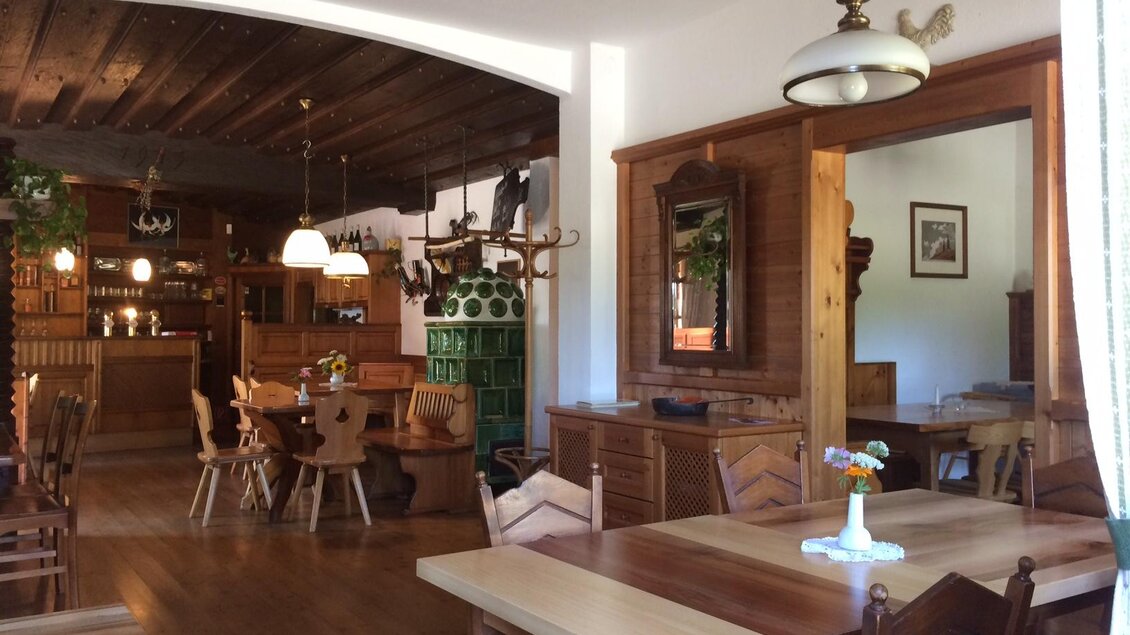 Ein gemütliches Restaurant mit Holzmöbeln und warmem Ambiente. Der Raum ist hell erleuchtet und lädt zum Verweilen ein. | © Familie Koschak