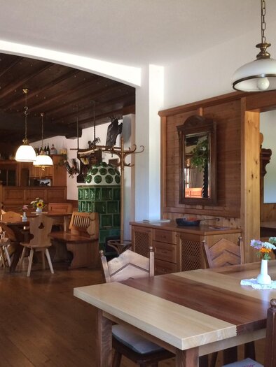 A cozy restaurant with wooden furniture and a warm ambiance. The room is brightly lit and invites you to linger. | © Familie Koschak