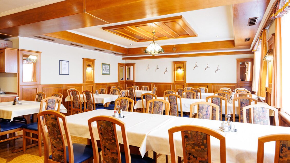 Ein gemütliches Restaurant mit Holzmöbeln und mehreren gedeckten Tischen. Der Raum ist hell und einladend mit einer warmen Atmosphäre. | © TV Region Graz - Harry Schiffer