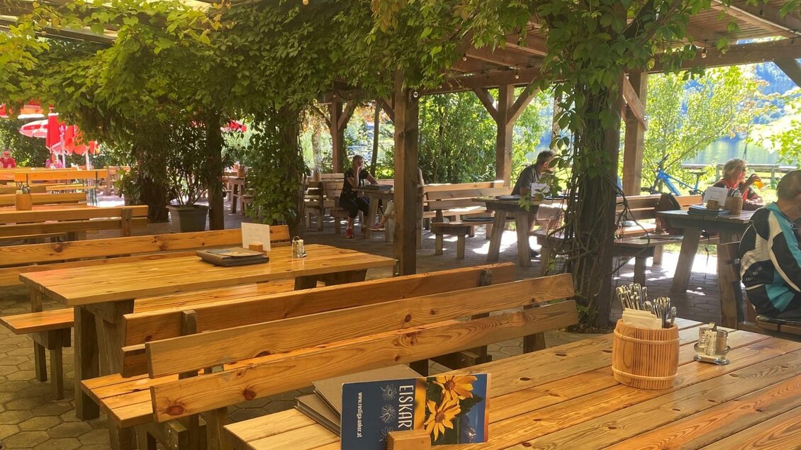 Rostiger Anker, Grundlsee, Sitzplätze aussen | © Bettina Scheck